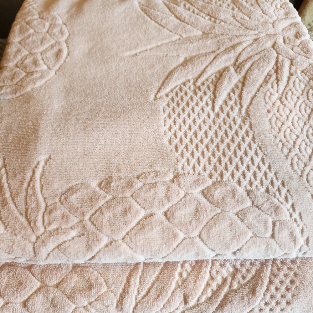 Set Of 2  blush pink bath towelswith pineapple design Body Size.